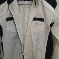 یک عدد کاپشن وژاکت و پیراهن|لباس|رشت, منظریه|دیوار