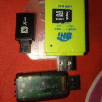 مموری ۸G وتعدادی لوازم جانبی گوشی درحد آک