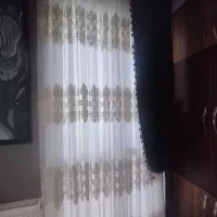 دوعدد پرده پذیرایی سالم همراه با کناره