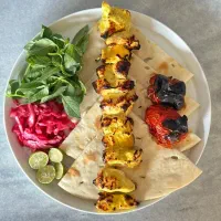 استخدام خانم در اشپزخانه