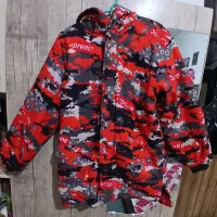 تعدادی لباس به فروش می‌رسد