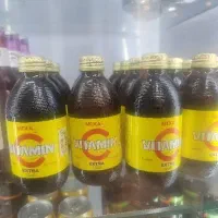 یک‌ نفر نیرو باریستا کار برا کافه