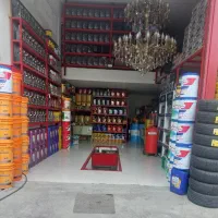 کارگر وارد جهت تعویض روغن و خدمات لاستیک