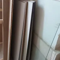 تعدادی تخته چوب بزرگ و متوسط
