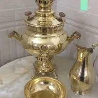 ظرف برنز،سماور،قمقمه مسی،آینه رحل،میز مجسمه برنجی|کلکسیون اشیاء عتیقه|قم, نخودی|دیوار