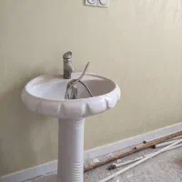 روشویی و دو عدد شیرآلات روشویی و حمام