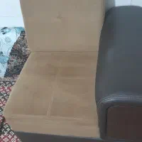 مبل تکیه گاه چرم بسیار راحت درحد نوع پنج میز عسلی