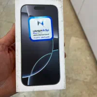 نیروی کار در فروشگاه موبایل و لپ تاپ