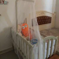 تخت کنار مادر