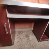 میز تحریر و کامپیوتر/ توضیحات خوانده شود