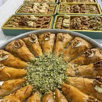 فروشنده قنادی خانم