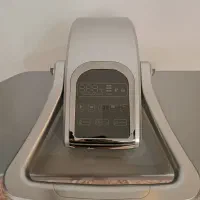 اتو پرسی نوئه نو دارای صفحه ی دیجیتال و سخنگو