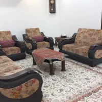 مبلمان ۷ نفره همراه با میز وسط در حد نو و سالم