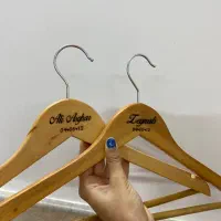 ساخت و حک عبارت دلخواه شما بر روی چوب لباسی فانتزی|صنایع دستی و سایر لوازم تزئینی|قم, کلهری|دیوار