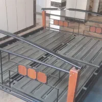 تخت خواب دو نفره فلز و چوب همراه تشک زیر تشکی فلزی|تخت و سرویس خواب|نهاوند, |دیوار