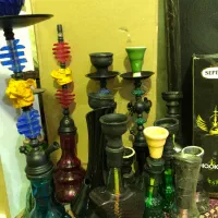 تعدادی قلیان و شلنگ سینی قلیان و سری زیر سیگاری