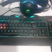 یک عدد کیبورد مارک bloody ویک هدفون مارک ریزور