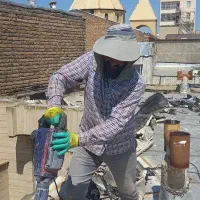 تخریب و تغییرات داخلی ساختمان.کندن جای لوله