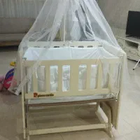 تخت کنار مادر