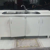 یک عدد کابینت چهار در با سینگ ظرفشویی دو قلو