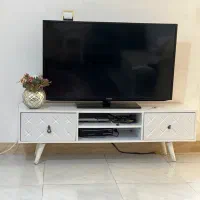 میز تلویزیون و ساعت دیواری