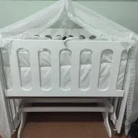 گهواره و تخت کنار مادر