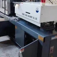 کارگر ساده کار با دستگاه تزریق