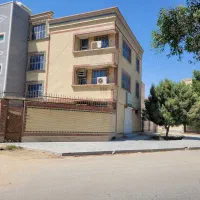 ساختمان ۳ طبقه، روبه‌روی دریا