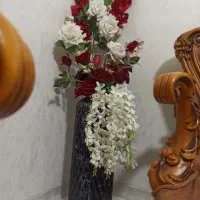 گل و گلدان کنار سالنی شیک و نو