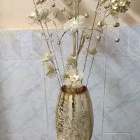 گلدان طلایی همراه با گل هاش