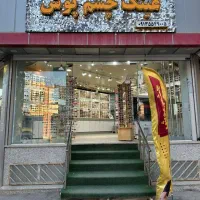 فروشنده و مدل برای آفتابی مارکت چشم پوش