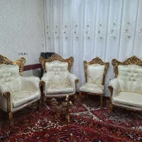 مبل سلطنتی وساعت برنزومیزتلوزیون