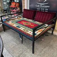 تخت کافه با فرش و پشتی