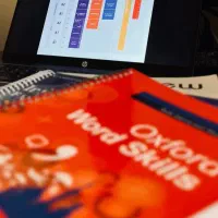 تدریس زبان انگلیسی (امتحانات پایان ترم و مکالمه).