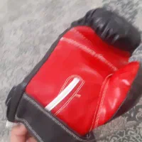 دستکش بوکس  و زانو بند  و کفش فوتبال سالن|کیف، کفش، کمربند|پرند, فاز ۵|دیوار