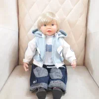 تعدادی عروسک|اسباببازی بچه|ری, علایین|دیوار