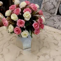 گلدان زیبا با گل های مصنوعی