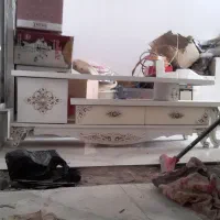 تخت خواب باتشک کنارتختی زیرتلوزیون