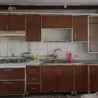 کابینت فلزی حدود۴متر تمیز ومرتب همراه باسینک ظرفشو