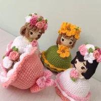 دختر دسته گلی زیبا.خرس جوجه.عروسک گردن دراز بافتنی