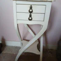 میز زیر تلفن