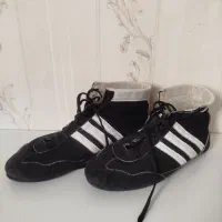 دو عدد کفش کشتی در حد نو در سایز 40و 43