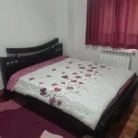 تخت دونفره با تشک و پاتختی و میز کنسول