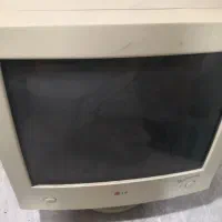 مانیتور سالم همراه با میز کامپیوتر