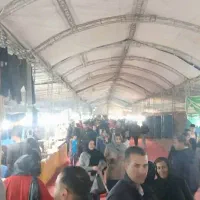 به 2نفر فروشنده در نمایشگاه سوغات نیازمندم