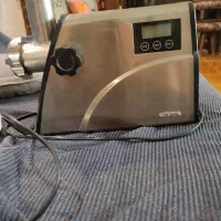 چرخ گوشت خانگی یا فست فودی کارکرده سالم تمیز نو