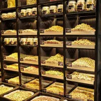 فروشنده آجیل و خشکبار خانم یا آقا