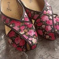 دم پای رو فرشی و کفش کالج