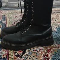 یک جفت چکمه سالم و نو