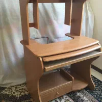 میز تحریر و کامپیوتر